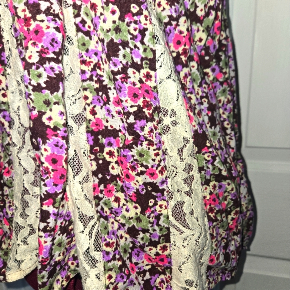American Eagle Floral And Lace Insert Top - Picture 3 of 9